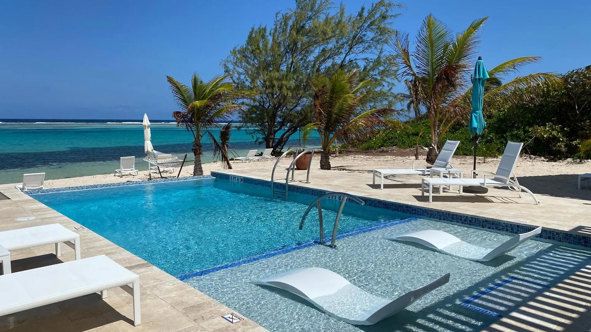 The Blue Iguana At Cottages Sand Bluff Isole Cayman